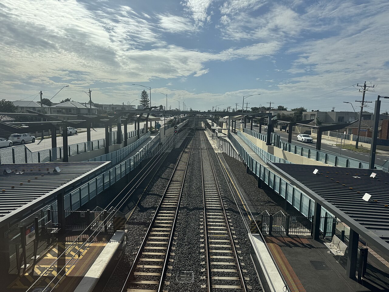 Platforms and tracks at Bonbeach railway station seen from above