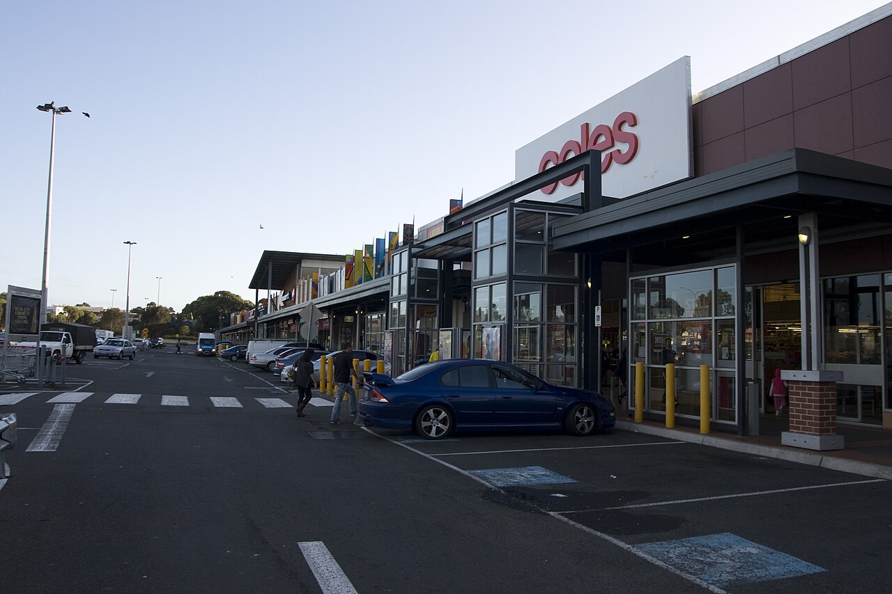 Shops and crossing in Campbellfield