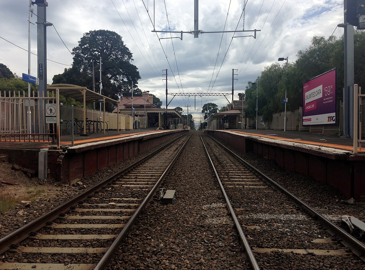 Tracks and platforms at Cheltenham railway station