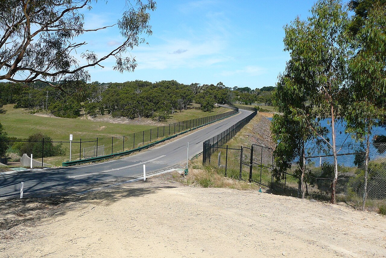 Approach road to Devilbend Reservoir through bushland
