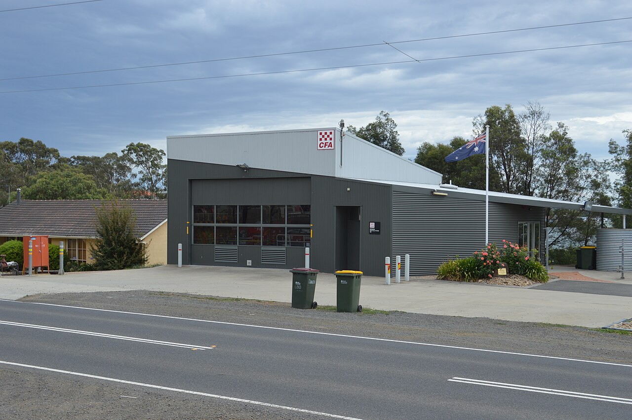 Doreen Fire Station beside the road