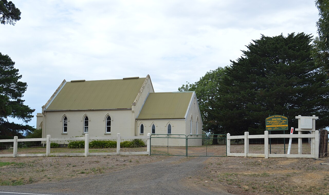 Doreen Hazelglen Uniting Church, a white weatherboard church