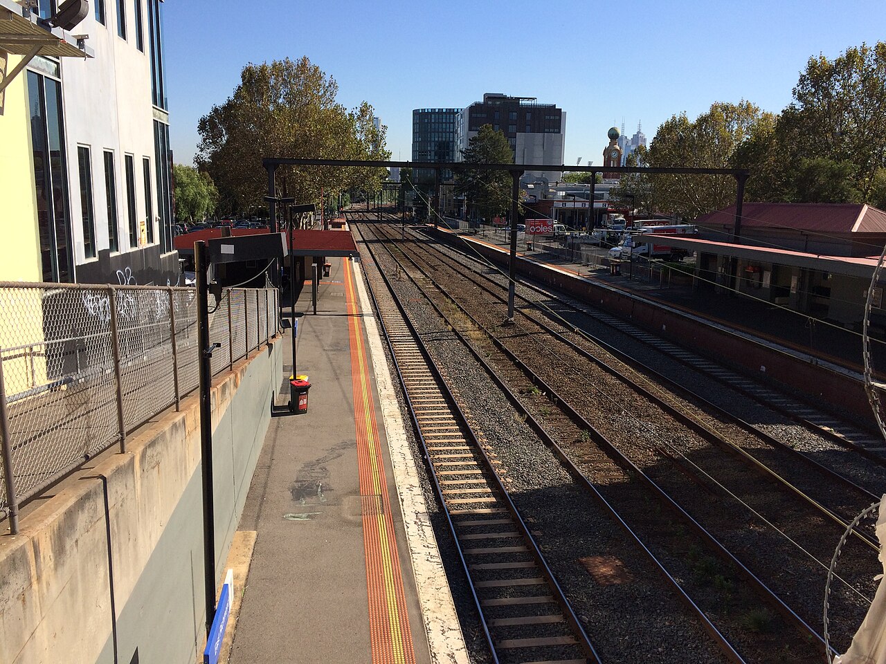 Platform and tracks at East Richmond station
