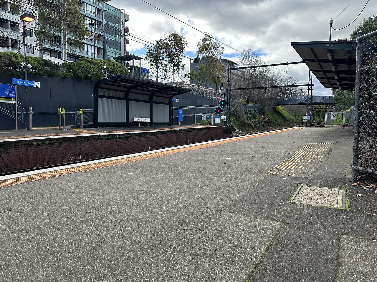 Eastbound view along the platform at Jolimont railway station