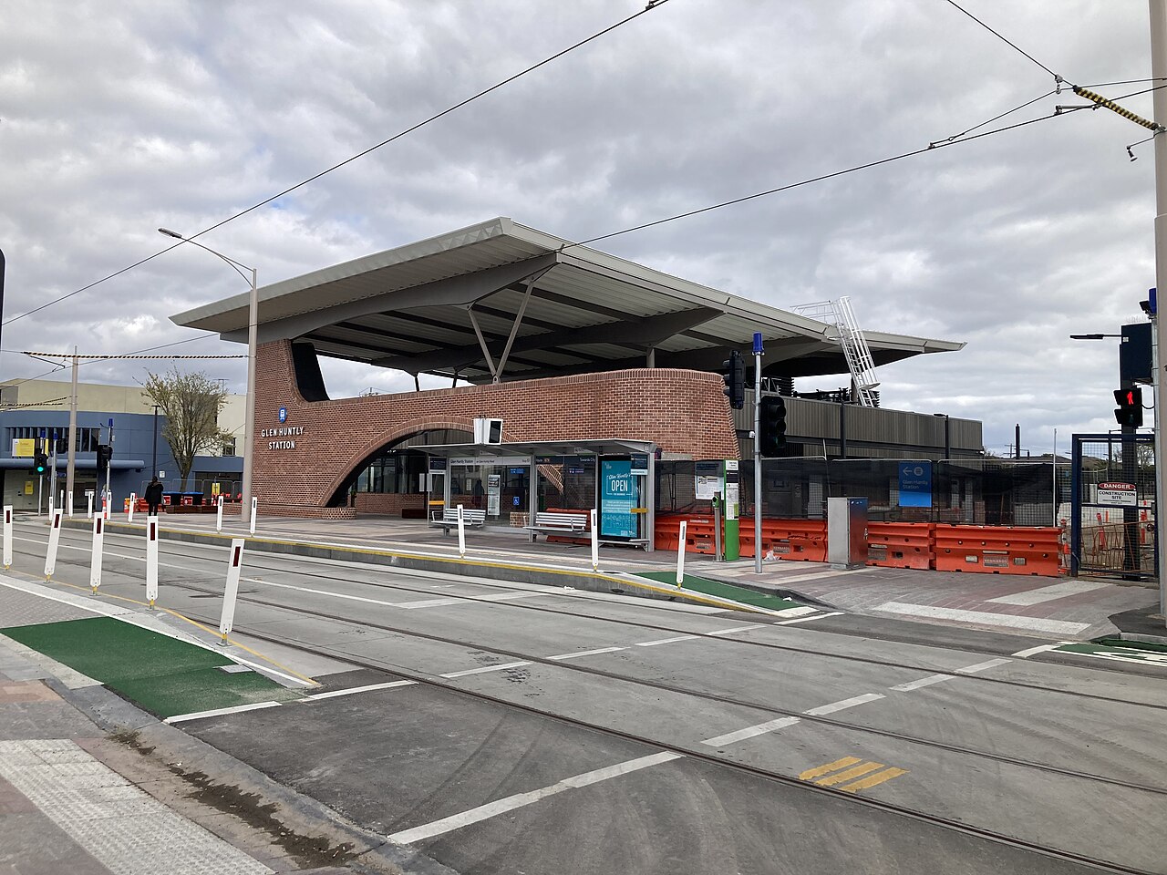 Glen Huntly railway station building and forecourt