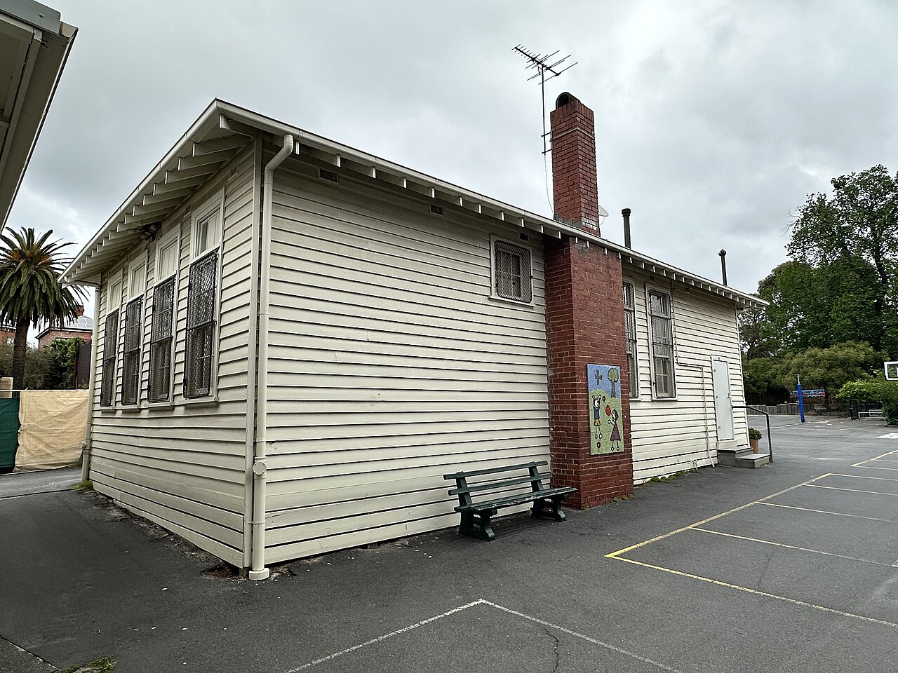 Weatherboard Sloyd Room building at Glenferrie Primary School
