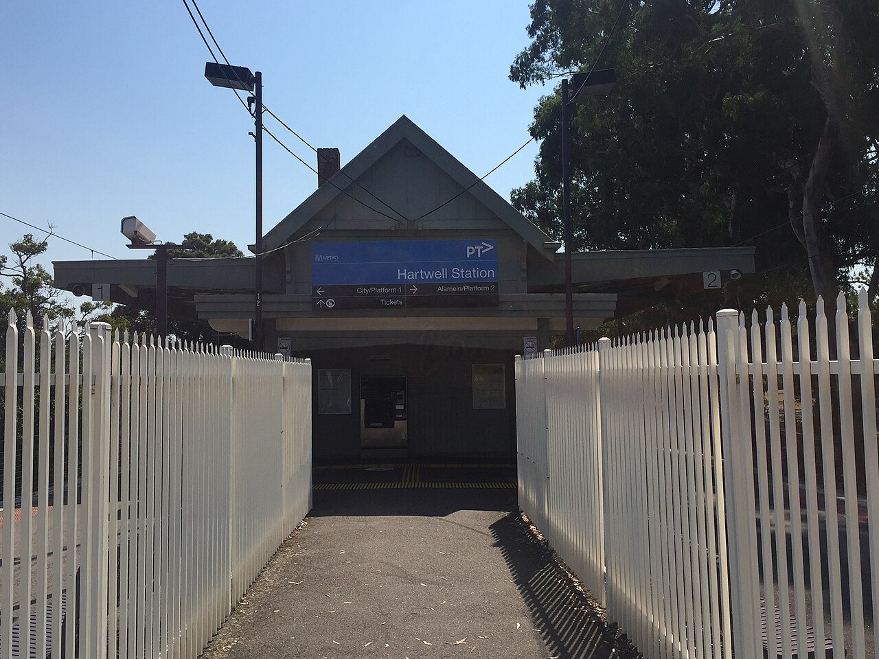 Entrance to Hartwell railway station