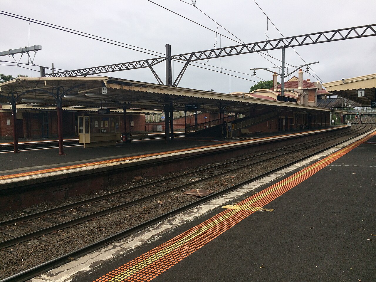 Platforms at Hawksburn railway station