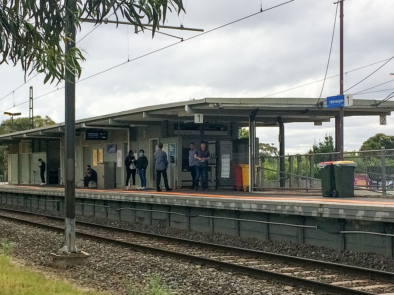 Platform at Holmesglen railway station