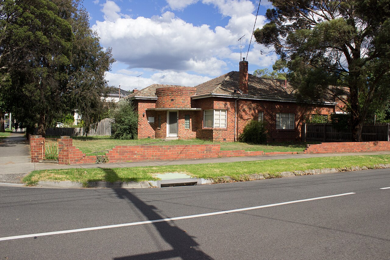 Brick house on a corner block on Kilby Road, Kew East