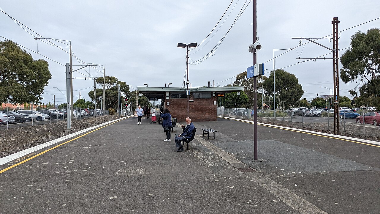 Island platform at Lalor Railway Station