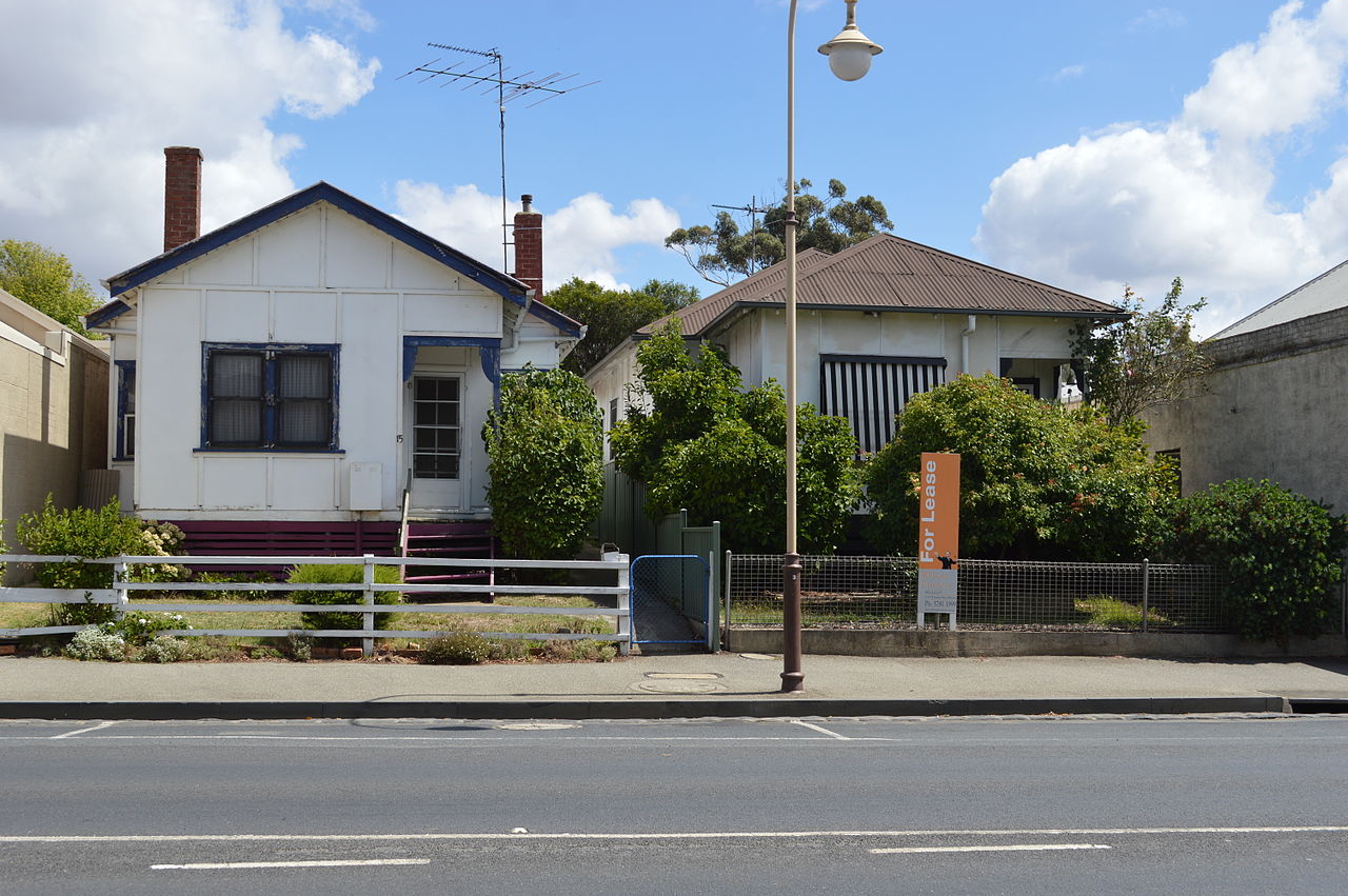Kilmore houses with front fences on a quiet street