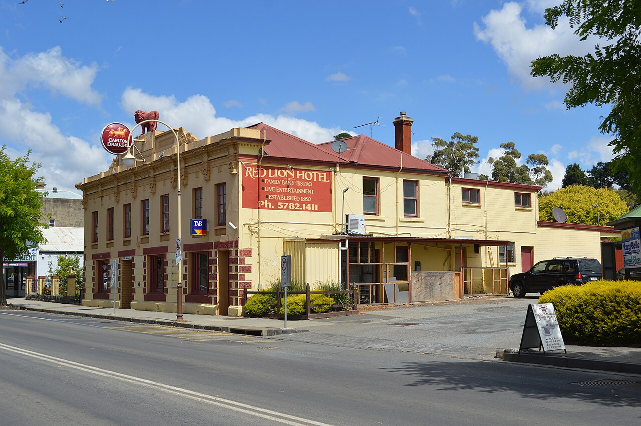 Kilmore Red Lion Hotel on a street corner