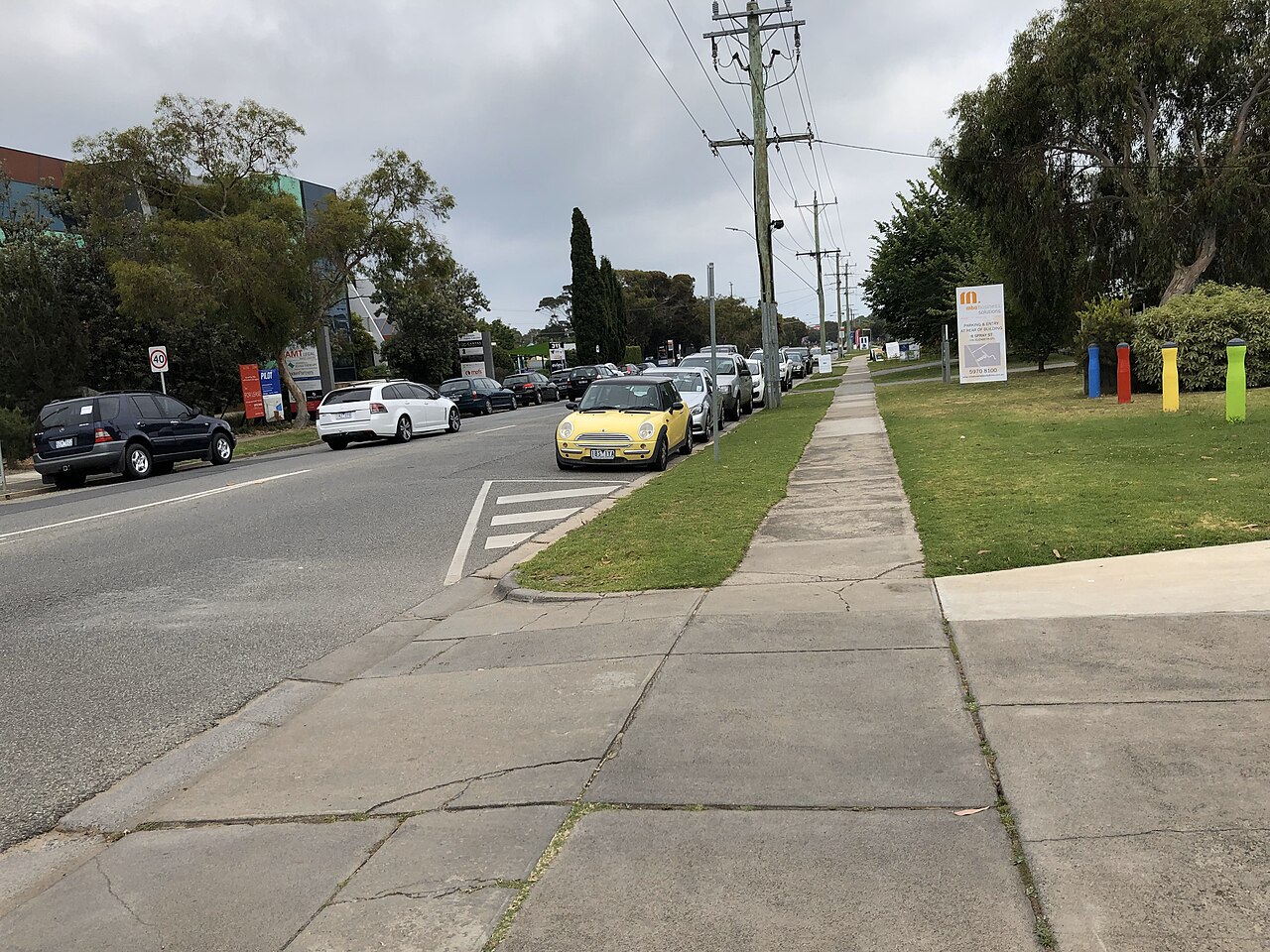 Footpath and parked cars on Mornington Main Street