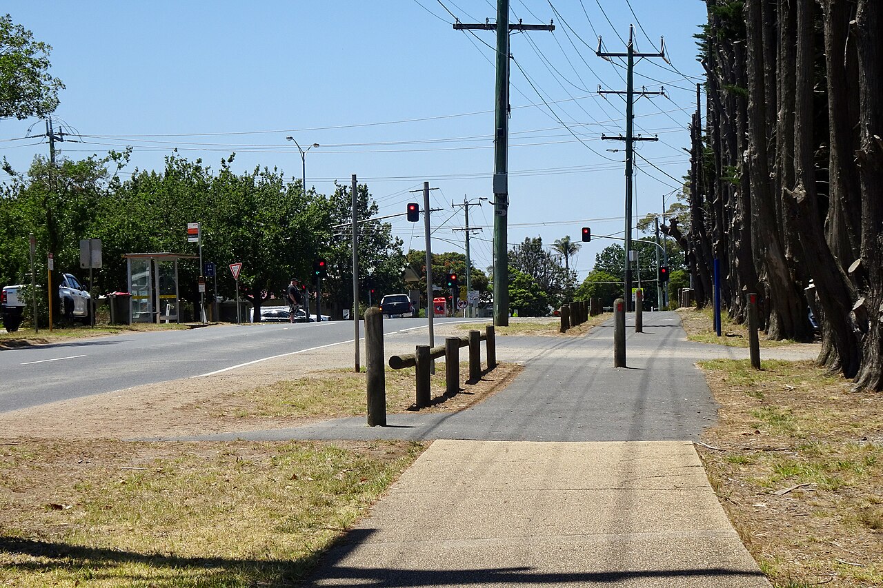 Footpath beside Mornington-Tyabb Road
