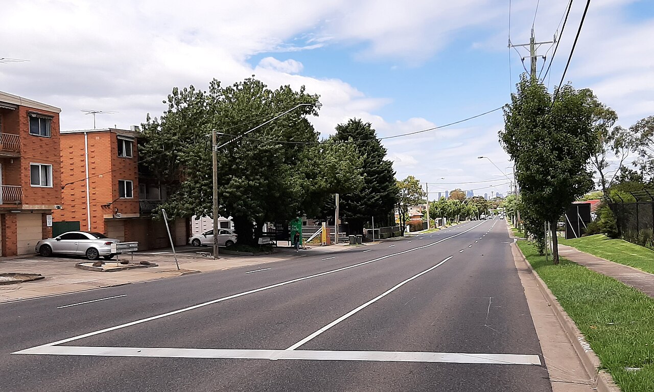 Wide suburban street in Oak Park