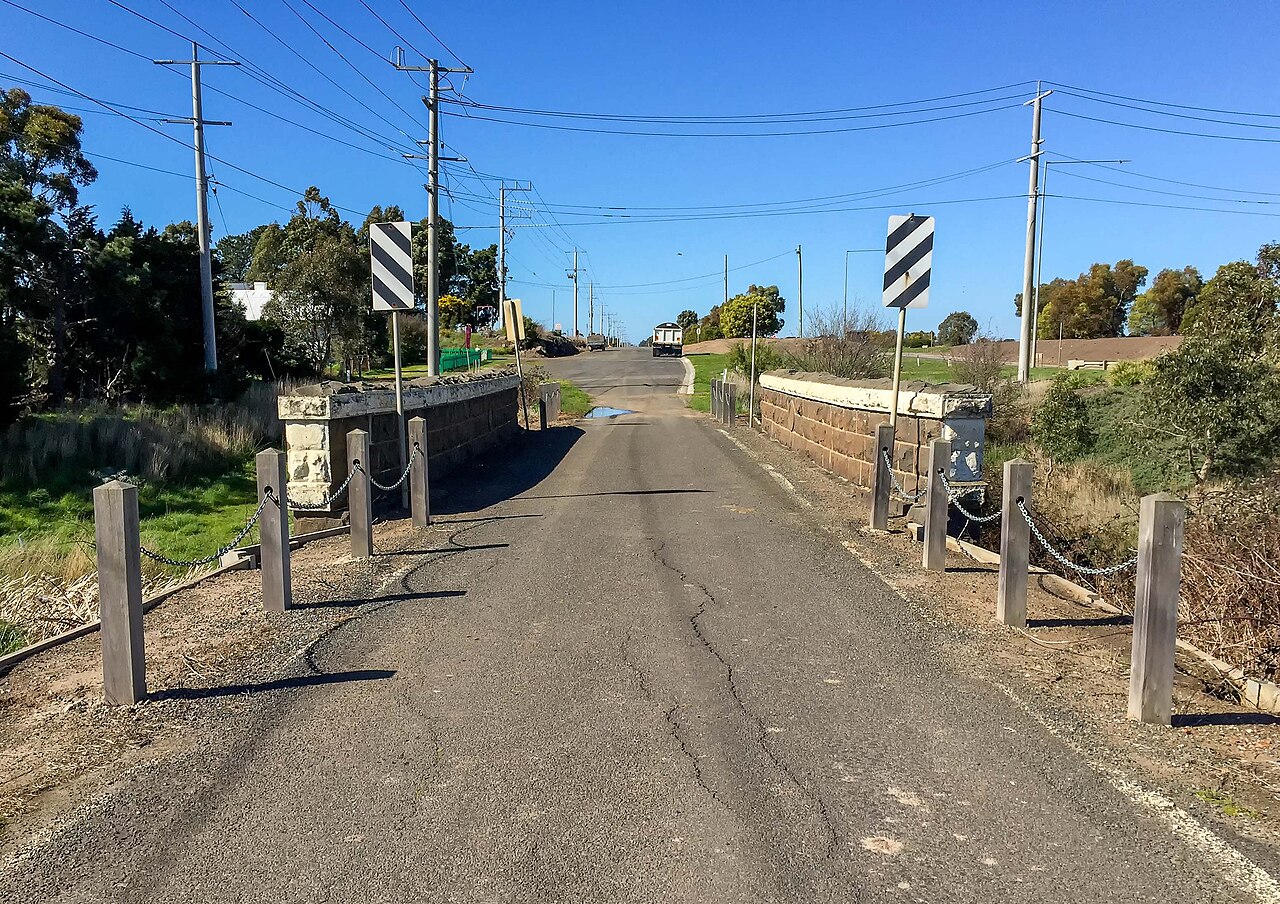 Old Cooper Street Bridge, a narrow sealed lane with bridge railings