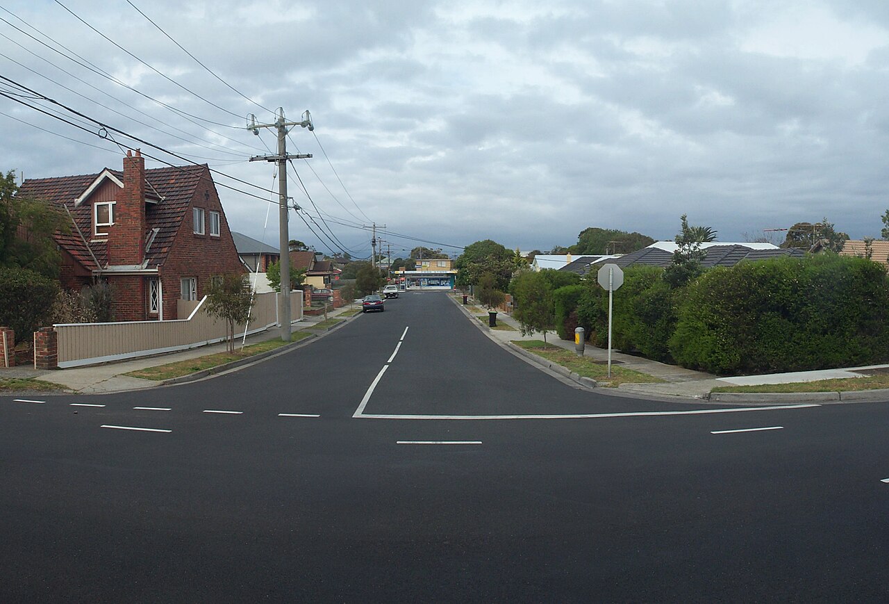 Retreat Avenue, Aspendale, with houses and street