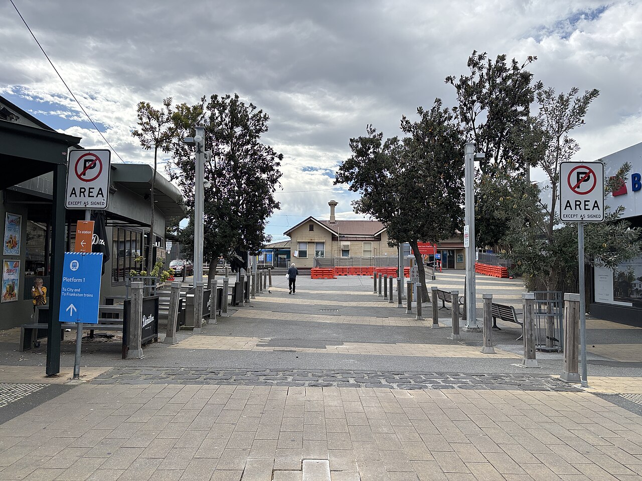 Road leading to Mordialloc station