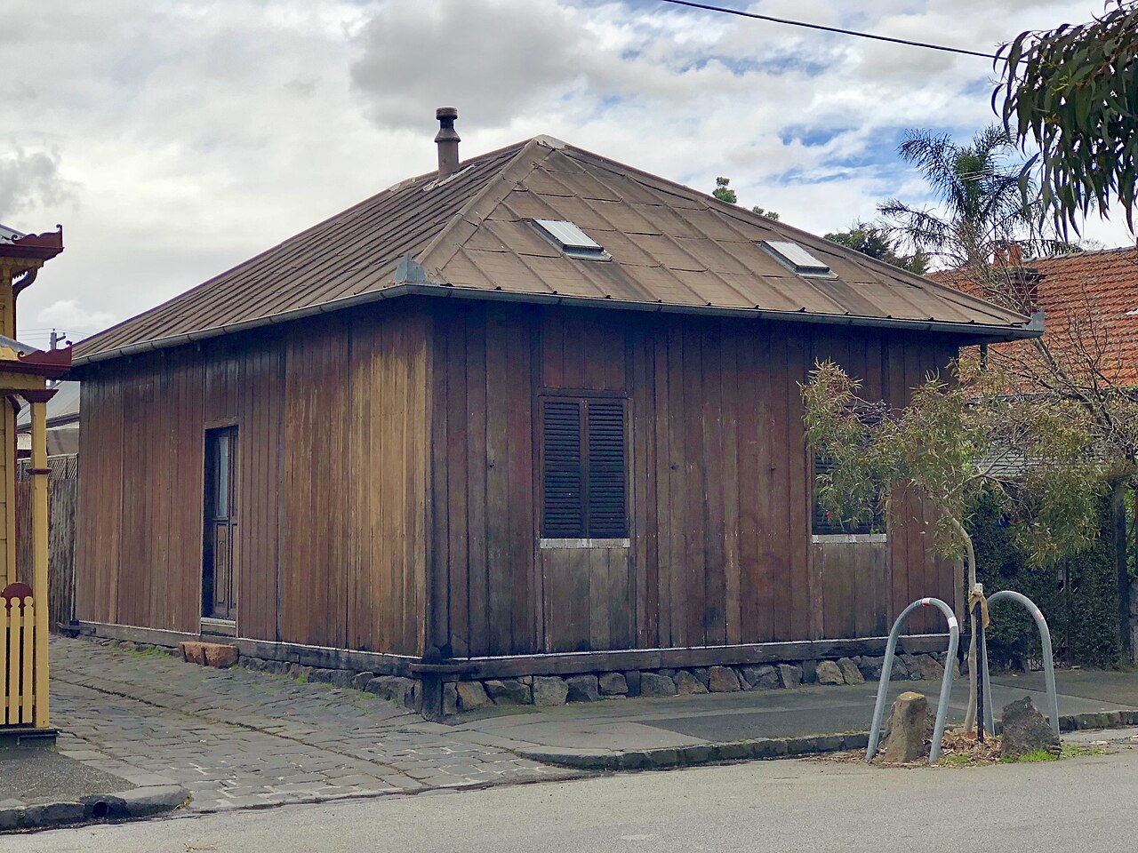 Singapore Cottage, a timber cottage in Collingwood