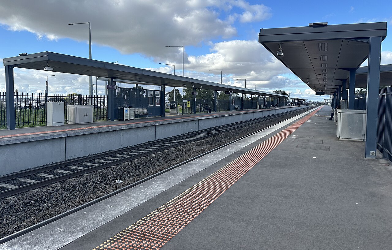 Platform at Tarneit railway station