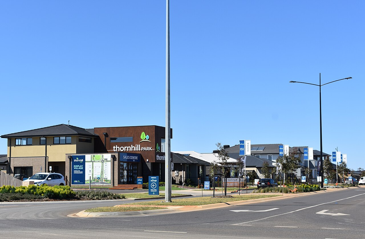 Shops and petrol station at Thornhill Park