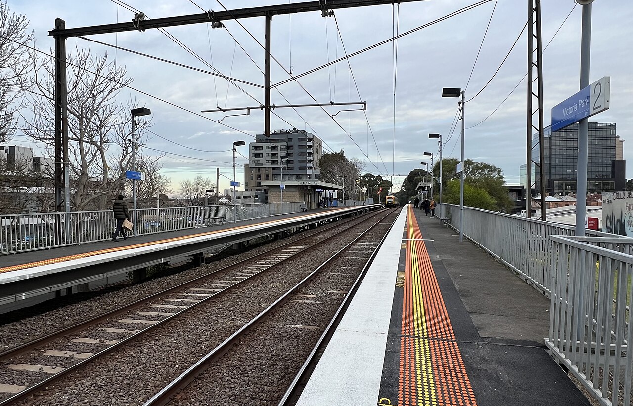 Victoria Park Station platforms and tracks