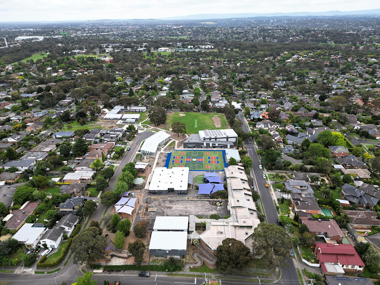Aerial view of Viewbank Primary School and surrounding streets