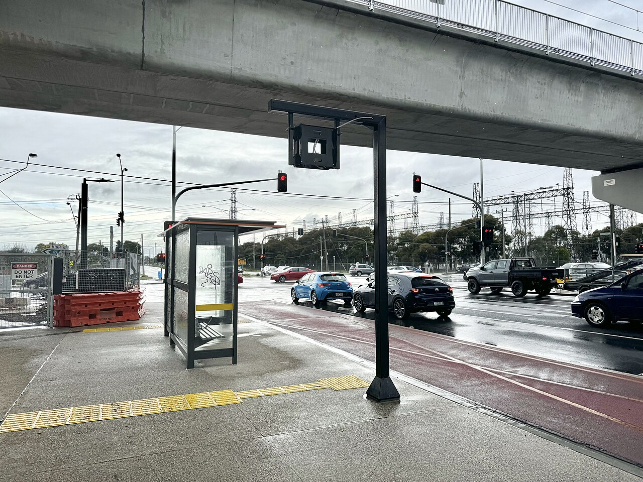 Westbound bus stop beneath the elevated railway at Keon Park