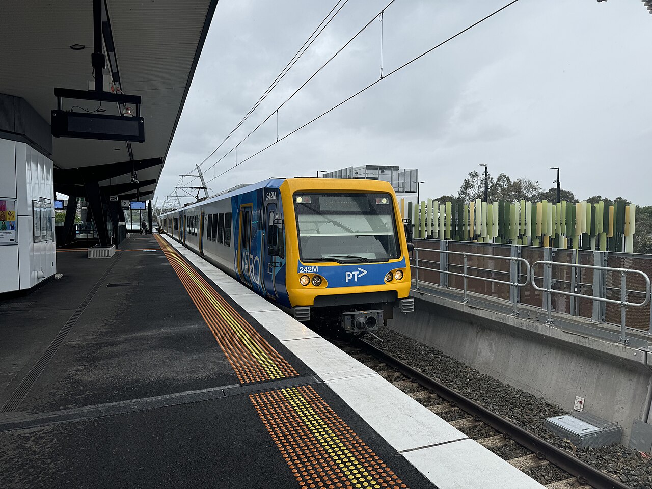 Train arriving at Mooroolbark railway station