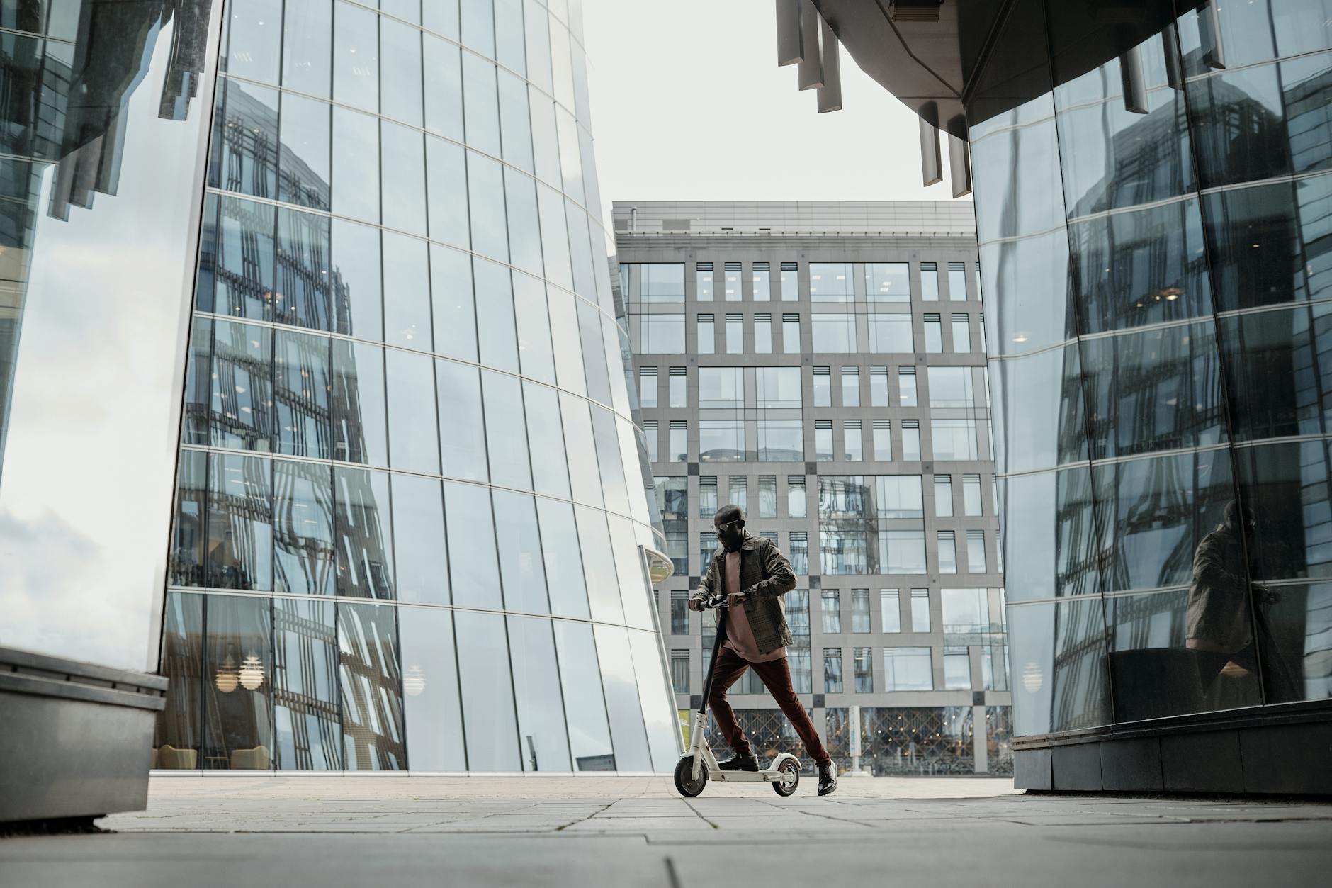 Evening bar and nightlife scene representing Footscray young professional lifestyle