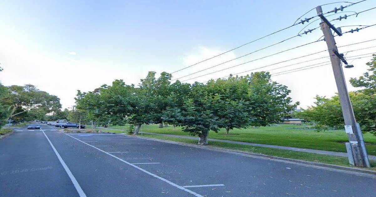 Port Melbourne Food Crawl — A Walking Guide