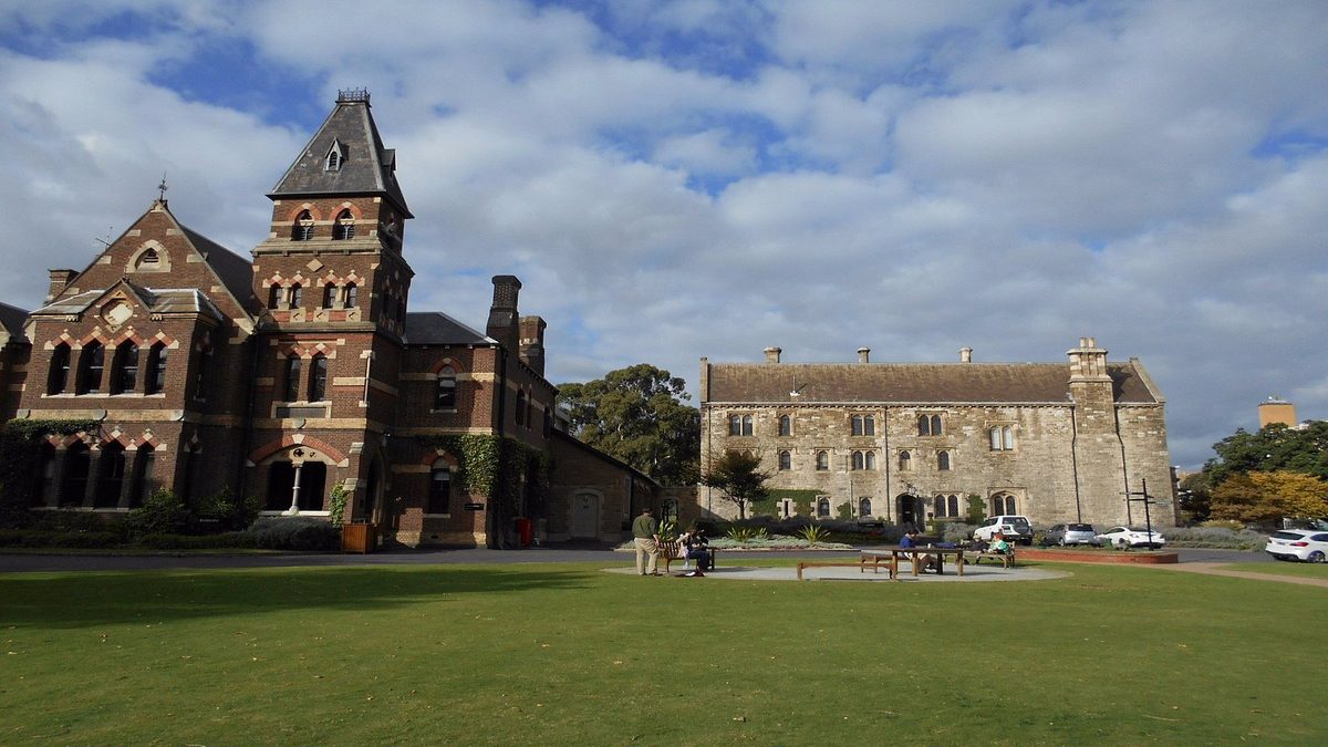 Melbourne Apartment Living 2026: 6 Inner-City Suburbs Compared